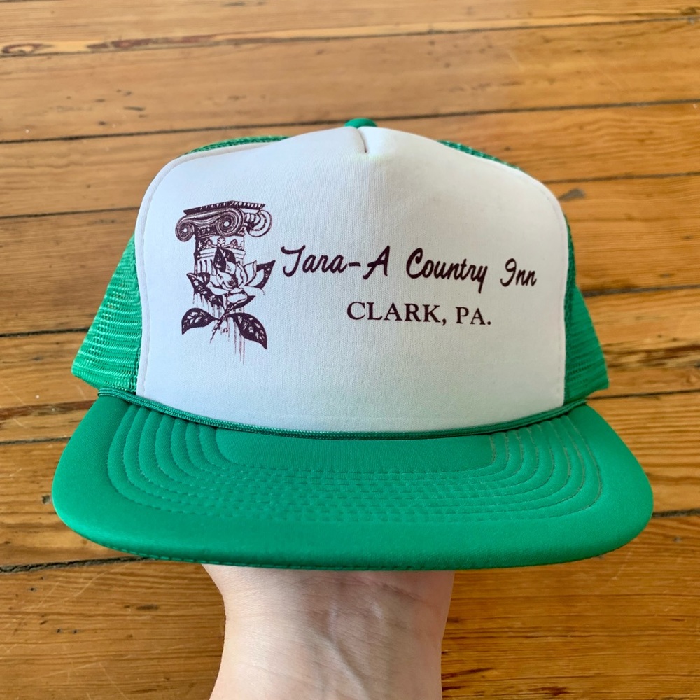 *vintage* Tara - A Country Inn White / Green Hat